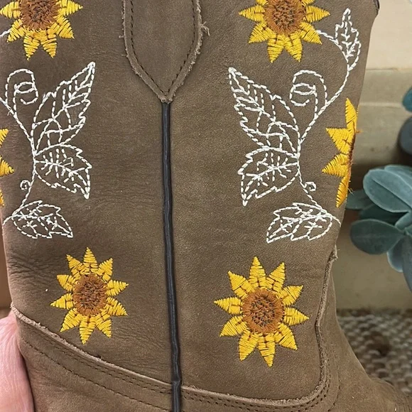 Beautiful Elliut western boot size 13 - Picture 5 of 11
